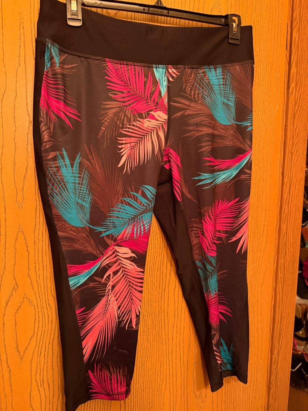 NWT Xersion size 0X Capri workout Leggings black, pink, blue design